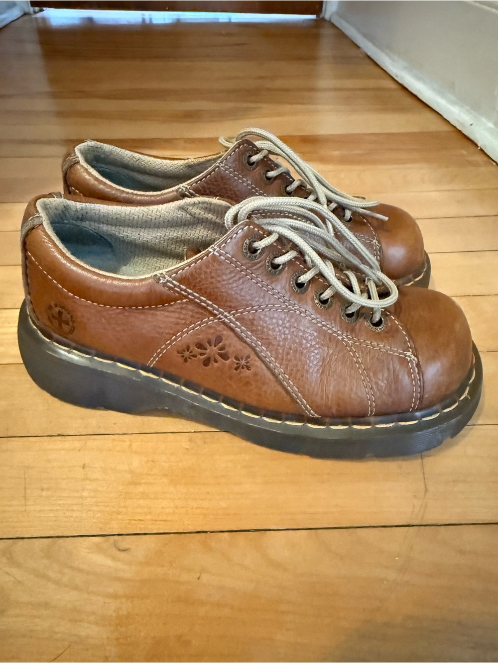 Dr. Martens vintage y-2k daisy splat platform oxfords size 8